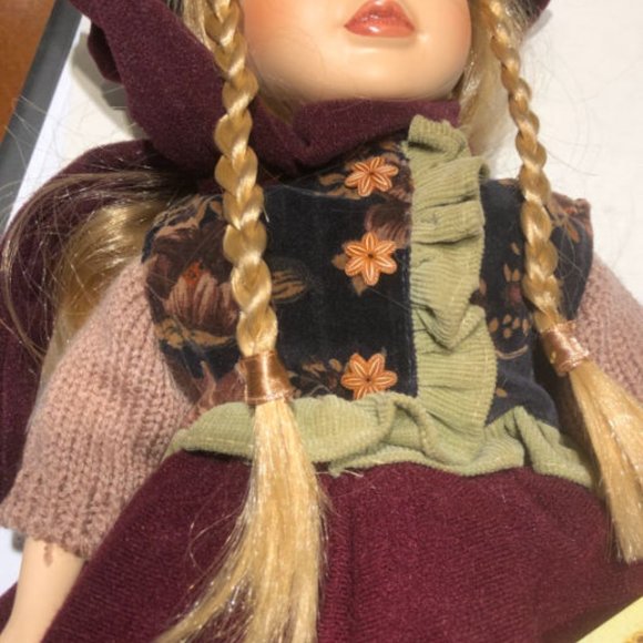 Donnatella De Roma Victorian Doll Collection 17" - Picture 8 of 8